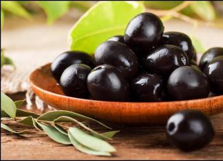 В чем отличие между оливками и маслинами